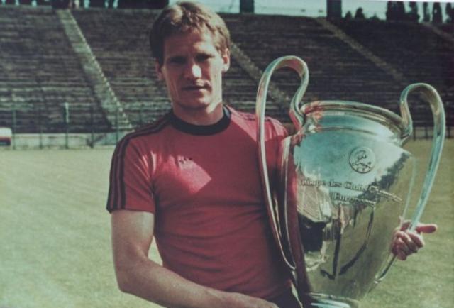 1737093899895006885.jpg Lazslo Ladislau BOLONI STEAUA 1986 Coupe d'Europe des Clubs Champions remport_e face _ Barcelone.jpg